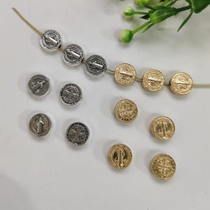 30 o 50 pezzi di perline distanziatrici San Benito in argento antico e oro, perline di metallo rotonde piatte di San Benedetto da 9 mm, foro 1,8 mm, creazione di gioielli fai da te, B387