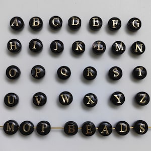 Cuentas de vidrio de 8 mm con letras doradas y negras de doble cara, cuentas con letras en forma de moneda de la A a la Z, 2 a 260 piezas opcionales, B552
