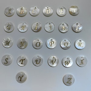 Madre de perla con encantos del alfabeto de oro, MOP A - Z encantos de letras, encantos de letras del alfabeto de concha de perla redonda de 15 mm, 2 - 130 piezas opcionales, C536