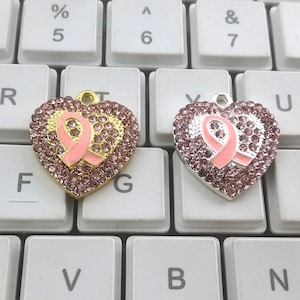 5個入りピンクラインストーンハートと啓発リボンチャーム、21 x 24 mm がんサバイバーチャーム、乳がんチャーム、ファインディング