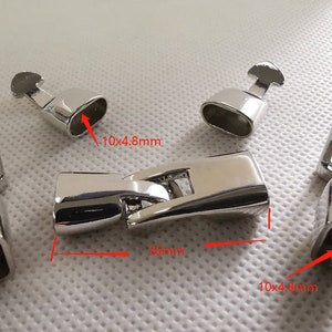 Puede incluir: Cierres de joyería plateados brillantes. El cierre principal mide 3,6 cm de largo, los cierres más pequeños miden 10 x 4,8 mm. Los cierres son de forma ovalada y tienen un acabado pulido, adecuados para varios proyectos de joyería.