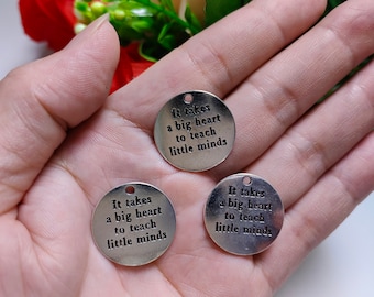 20 piezas de plata antigua "Se necesita un gran corazón para enseñar a las mentes pequeñas", Colgantes de amuletos, Amuletos de citas, Amuletos de palabras redondas, Joyería DIY, C018
