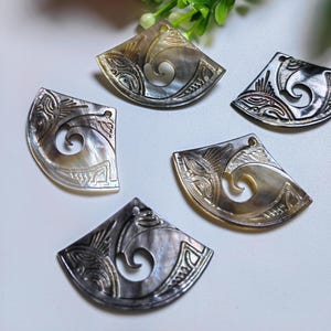 38x26 mm Black Lip Shell Fan Shaped Charms, Carving Tahitian Fan Charms, Natural Mother of Pearl Fan Charms, 1 - 30 pairs Optional, C647
