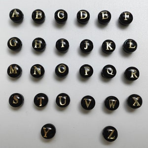 Cuentas de vidrio negro de 6 mm con letras doradas, cuentas de vidrio negro de doble cara, cuentas de letras con monedas de la A a la Z, 2 a 260 piezas opcionales, B550