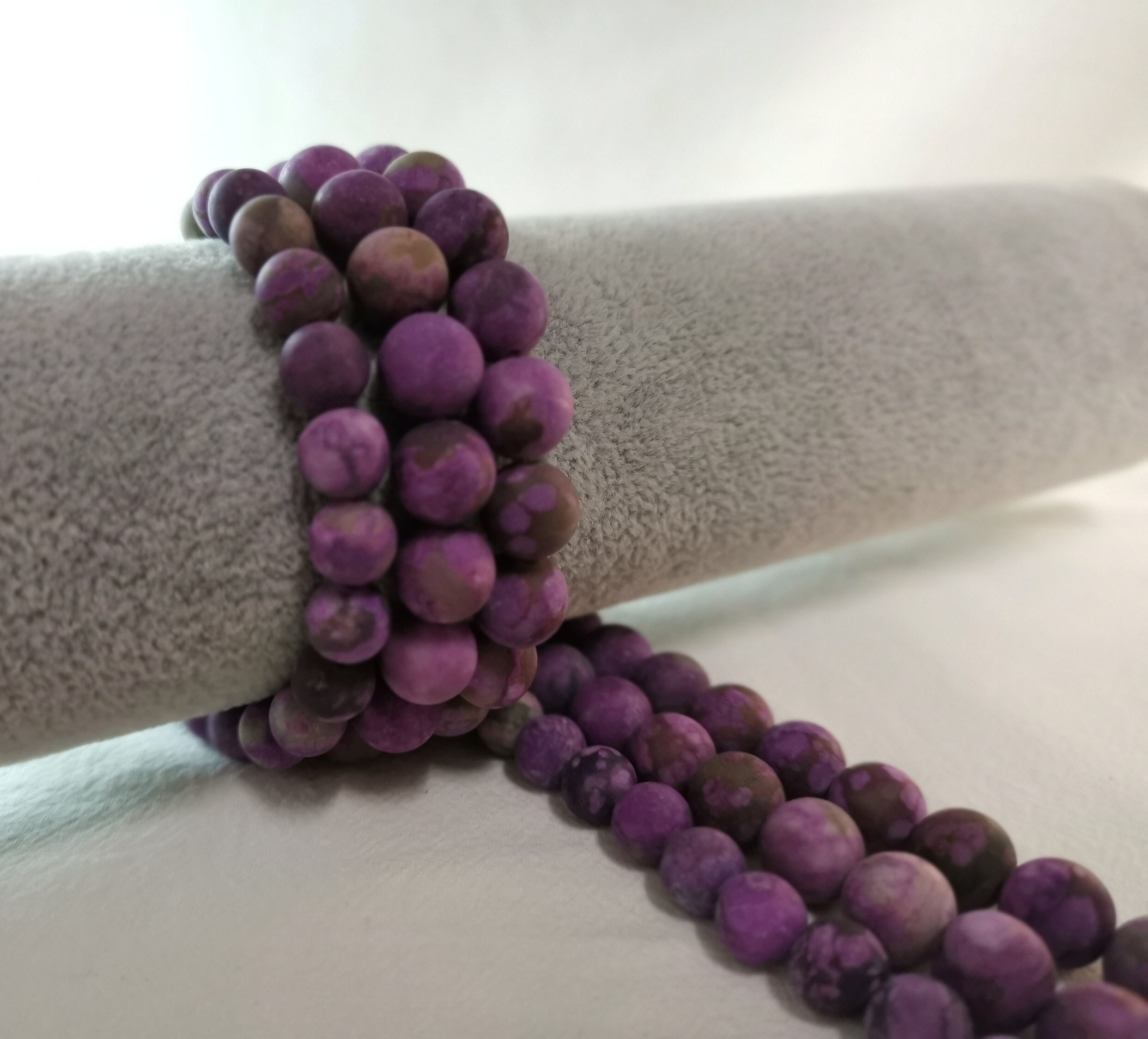 マット仕上げのチャロアイトビーズ1本、マット仕上げの宝石ビーズ