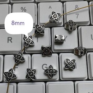 30–50 st. platta metallpärlor i antik silver, 8 mm dubbelsidiga platta pärlor med blommönster, hål 1,2 mm, gör-det-själv-smyckestillverkning, tillbehör, B282