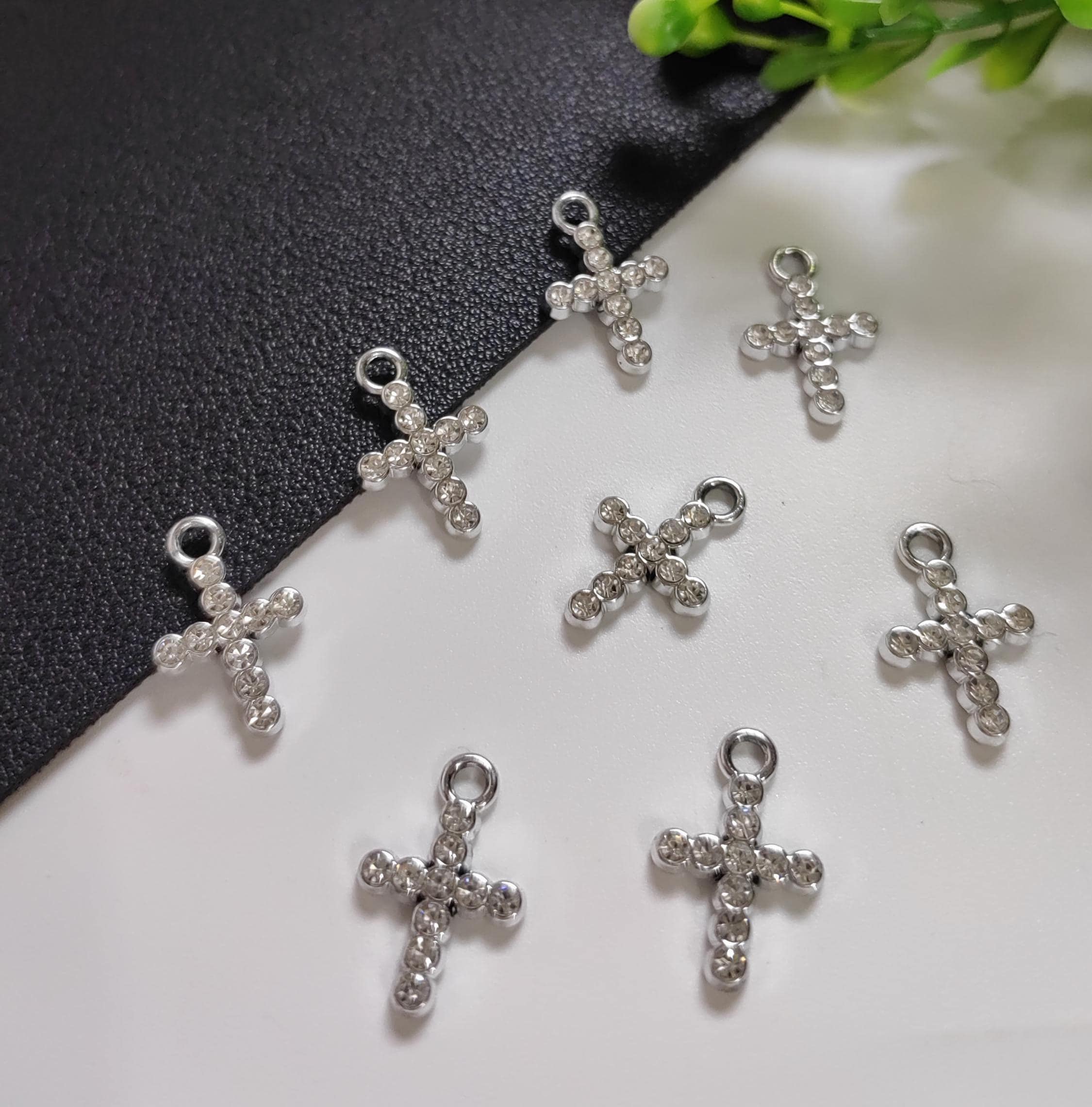 クリアラインストーンクロスチャーム、12 x 18 mmメタルクロスチャーム