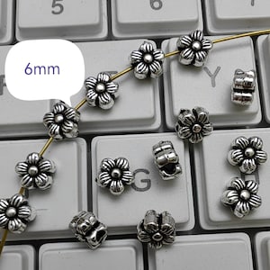 30 lub 50 sztuk dwustronnych antycznych srebrnych koralików kwiatowych, 6 mm metalowe koraliki kwiatowe, otwór 1,5 mm, koraliki nepalskie, materiały do biżuterii DIY, znaleziska, B281
