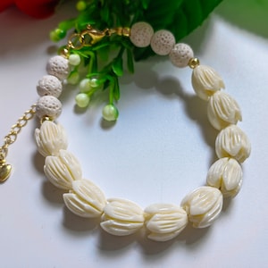 Resin Pikake Beaded Bracelet, Jasmine Flower Bracelet, Pikake and White Lava Beads Bracelet, Adjustable Bracelets, Quantity Optional, C544