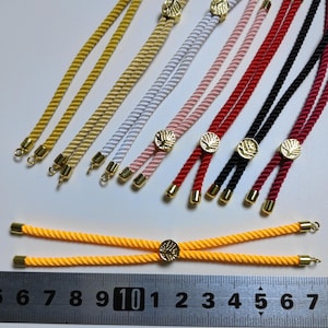 Puede incluir: Surtido de cordones trenzados de colores con puntas de metal dorado y detalles decorativos. Los cordones miden aproximadamente 10 pulgadas de largo.