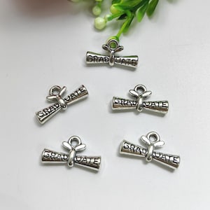 25 Stück antike Silber graduierte Rolle Charme, 21 x 11 mm Metall Diplom Anhänger, Graduierung Charme, DIY Schmuckzubehör, Zubehör, C665