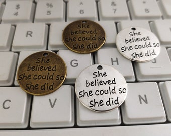 20 Stück „She Believed She Could So She Did“-Anhänger, 22 mm runde Metallanhänger, Zitatanhänger, DIY-Schmuckzubehör, C001