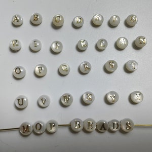 Cuentas de alfabeto de nácar de 6 mm, concha blanca de doble cara con cuentas de letras doradas, cuentas de letras de nácar con forma de moneda de la A a la Z, 2 a 260 piezas opcionales, B511