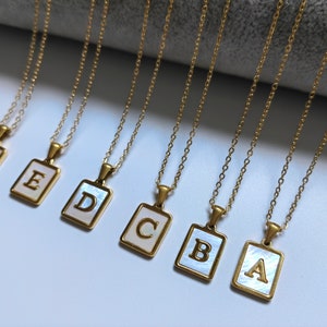 Collar Alphbet de nácar, colgantes cuadrados de letras A-Z, collar de letras iniciales chapadas en oro, collar de monograma, opciones de 1-10 piezas, C597