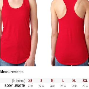 Może przedstawiać: Czerwona koszulka na ramiączkach w stylu racerback. Tabela rozmiar&oacute;w pokazuje wymiary w calach dla rozmiar&oacute;w XS, S, M, L, XL i 2XL.