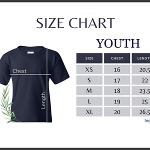 Puede incluir: Tabla de tallas para camiseta juvenil con medidas en pulgadas para el pecho y la longitud. Las tallas incluyen XS, S, M, L y XL.