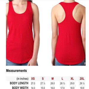 Puede incluir: Camiseta de tirantes roja con espalda de nadador con tabla de tallas que muestra las medidas en pulgadas para las tallas XS, S, M, L, XL y 2XL.