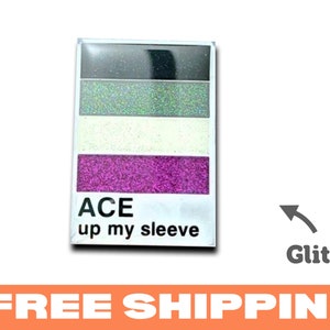 Op de afbeelding: Een witte rechthoekige sticker met zwarte tekst die "ACE up my sleeve" luidt. De sticker heeft een gelaagd ontwerp met vier horizontale glitterstrepen in zwart, zilver, wit en paars.
