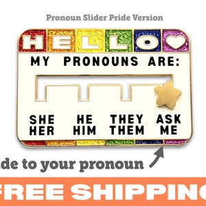 Peut inclure: Une épingle à glissière de pronoms dorée avec une bordure arc-en-ciel. L'épingle a un fond blanc avec le texte "HELLO" en couleurs arc-en-ciel, "MY PRONOUNS ARE:" en noir, et "SHE HER", "HE HIM", "THEY THEM", et "ASK ME" en noir. Une étoile dorée se trouve sur le côté droit de l'épingle. L'épingle est conçue pour glisser afin de révéler vos pronoms.