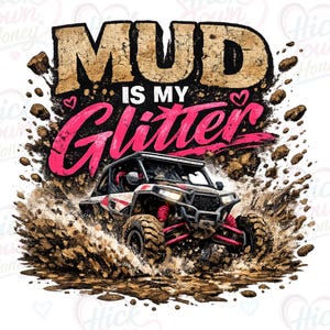 Puede incluir: Un diseño gráfico que muestra un UTV conduciendo a través de barro con el texto MUD IS MY GLITTER. La palabra MUD está en una fuente marrón texturizada, mientras que GLITTER está en una letra cursiva rosa brillante. El vehículo es negro con detalles.