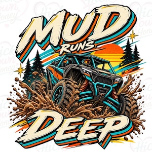 Könnte beinhalten: Eine grafische Illustration eines schwarzen und blauen Geländewagens, der durch Schlamm fährt. Der Text MUD RUNS DEEP ist in großen, stilisierten cremefarbenen Buchstaben mit orangefarbenen und blauen Umrandungen dargestellt. Hintergrund mit Sonne und Tannen.