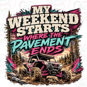 Könnte beinhalten: Ein Grafikdesign mit einem rosa-schwarzen Geländewagen, der auf einem felsigen Feldweg durch einen Wald fährt. Der Text lautet MY WEEKEND STARTS WHERE THE PAVEMENT ENDS in fetter, abgenutzter Schrift mit leuchtend rosa und türkisfarbenen Akzenten.