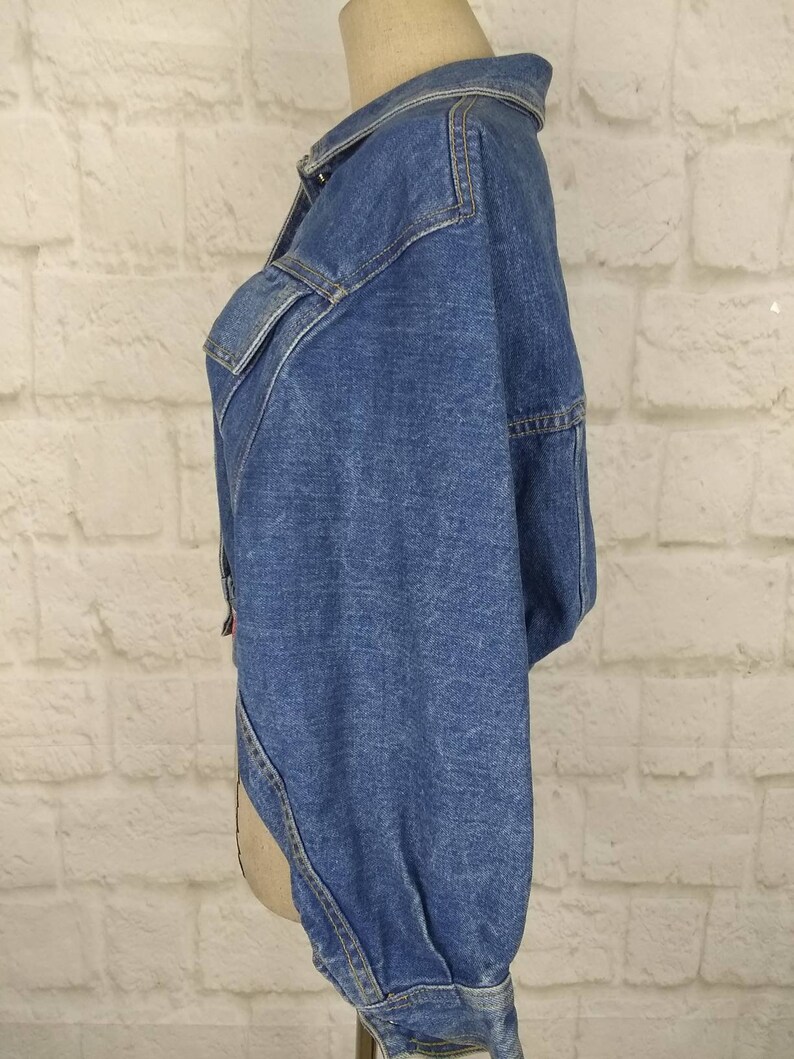 Guess women jacket blue jean denim vintage 80s cropped long sleeve triangle logo pockets snap button size XS S