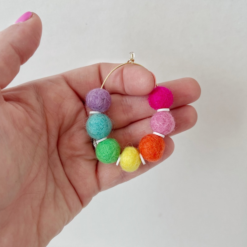 Rainbow Pom Pom Hoops zdjęcie 2