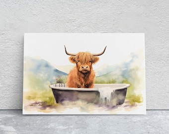 Puede incluir: Una pintura de acuarela de una vaca de las tierras altas tomando un baño en una bañera con patas. La vaca es marrón y blanca con cuernos largos. La bañera está llena de agua y salen burbujas de ella. El fondo es una acuarela de azul y verde.