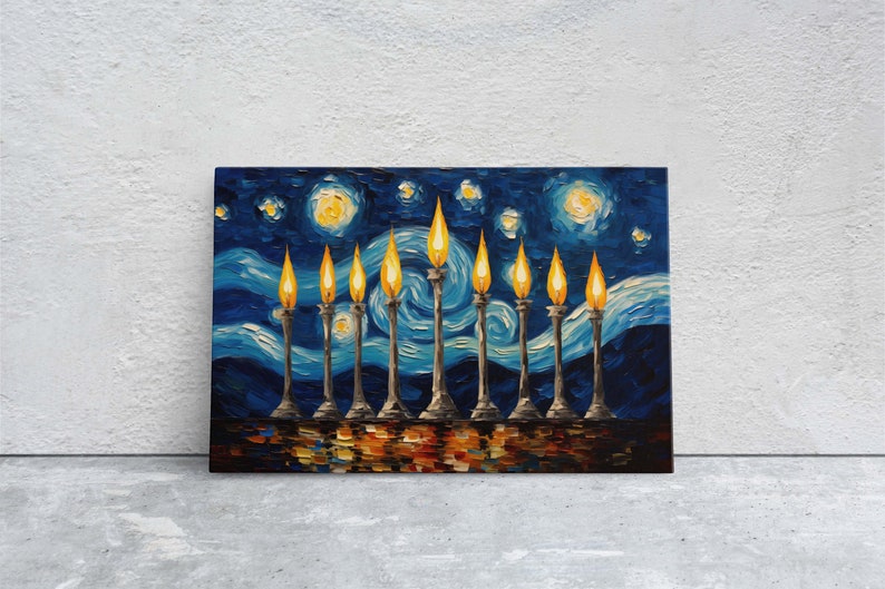 Pu&ograve; includere: Un dipinto di un candelabro con nove candele accese su uno sfondo di notte stellata blu. Il dipinto &egrave; realizzato in uno stile che ricorda "La notte stellata" di Vincent van Gogh.