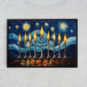 Pu&ograve; includere: Un dipinto di un candelabro con nove candele accese su uno sfondo di notte stellata blu. Il dipinto &egrave; realizzato in uno stile che ricorda La Notte Stellata di Vincent van Gogh.
