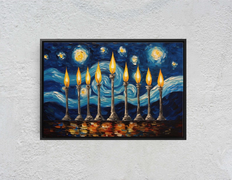 Pu&ograve; includere: Un dipinto di un candelabro con nove candele accese su uno sfondo di notte stellata blu. Il dipinto &egrave; realizzato in uno stile che ricorda La Notte Stellata di Vincent van Gogh.