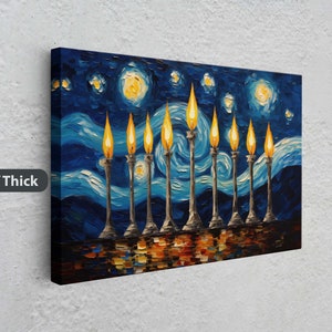 Pu&ograve; includere: Un dipinto di un candelabro con nove candele accese su uno sfondo di notte stellata blu e bianca. Il dipinto &egrave; su una tela di 3,18 cm di spessore.