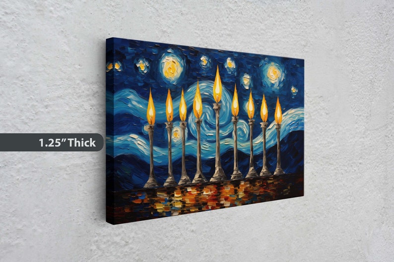 Pu&ograve; includere: Un dipinto di un candelabro con nove candele accese su uno sfondo di notte stellata blu e bianca. Il dipinto &egrave; su una tela di 3,18 cm di spessore.