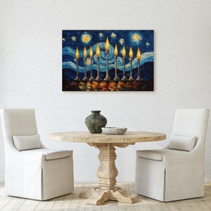 Pu&ograve; includere: Un dipinto che rappresenta un cielo notturno stellato con nove candele accese in primo piano. Le candele sono disposte in fila e sono tutte accese con una fiamma gialla brillante. Il cielo &egrave; di un blu profondo con stelle bianche e una luna gialla.