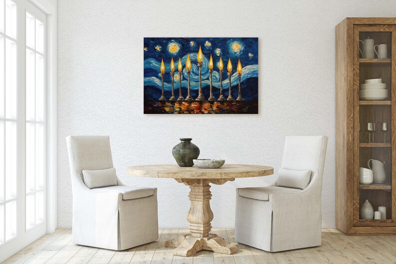 Pu&ograve; includere: Un dipinto che rappresenta un cielo notturno stellato con nove candele accese in primo piano. Le candele sono disposte in fila e sono tutte accese con una fiamma gialla brillante. Il cielo &egrave; di un blu profondo con stelle bianche e una luna gialla.