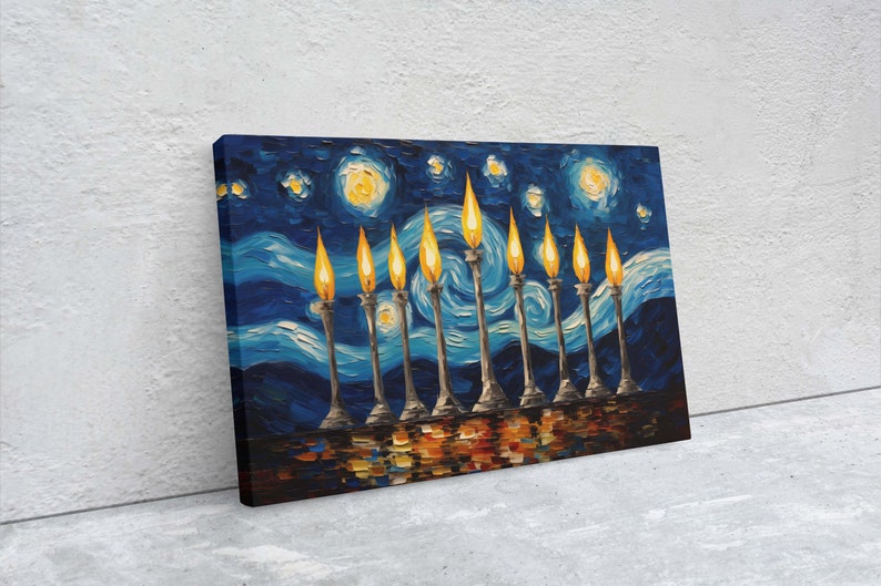 Pu&ograve; includere: Un dipinto che rappresenta un cielo notturno stellato con una fila di candele accese in primo piano. Le candele sono dipinte in modo stilizzato, con spessi tratti di vernice gialla e arancione. Lo sfondo &egrave; di un blu profondo con nuvole bianche vorticose.