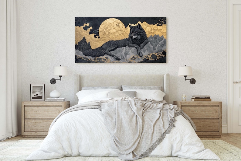以下が含まれることがあります： 黒いオオカミが山の上に横たわる長方形のウォールアート。背景には金色の月と雲が描かれています。このアートワークは、暗い色調と金色のアクセントを使用しており、インテリア装飾に適しています。