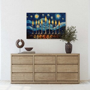 Pu&ograve; includere: Un dipinto di un candelabro con sette candele accese su uno sfondo di notte stellata blu e bianca. Il candelabro &egrave; d'oro e le candele sono gialle. Il dipinto &egrave; nello stile de La Notte Stellata di Vincent van Gogh.