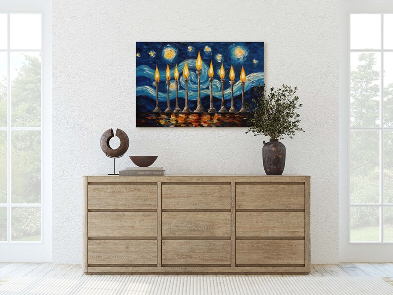 Pu&ograve; includere: Un dipinto di un candelabro con sette candele accese su uno sfondo di notte stellata blu e bianca. Il candelabro &egrave; d'oro e le candele sono gialle. Il dipinto &egrave; nello stile de La Notte Stellata di Vincent van Gogh.