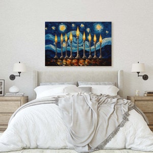 Pu&ograve; includere: Un dipinto di un candelabro con nove candele accese su uno sfondo di notte stellata blu. Il dipinto &egrave; nello stile de "La Notte Stellata" di Vincent van Gogh.