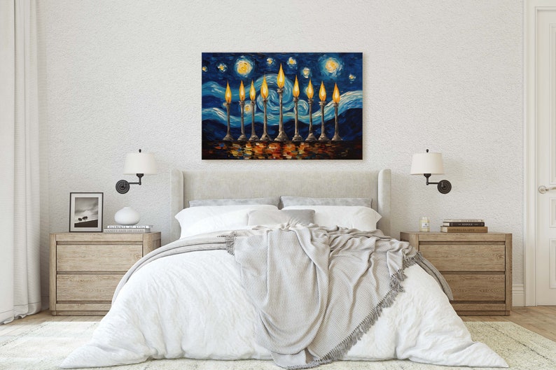Pu&ograve; includere: Un dipinto di un candelabro con nove candele accese su uno sfondo di notte stellata blu. Il dipinto &egrave; nello stile de "La Notte Stellata" di Vincent van Gogh.