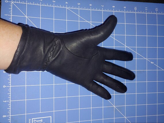 Lined, black leather gloves. Women's