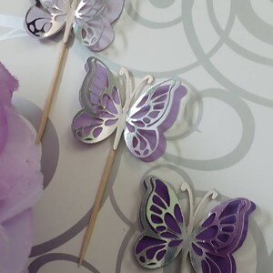 Adornos para cupcakes con forma de mariposa color plata y lavanda, adornos para cupcakes con forma de mariposa color lila, adornos para cupcakes color morado, adornos para cupcakes con forma de mariposa en 3D