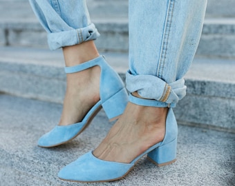 Sandały zamszowe na niskim obcasie, buty damskie zamszowe, buty dla druhen, buty niebieskie - Cortado