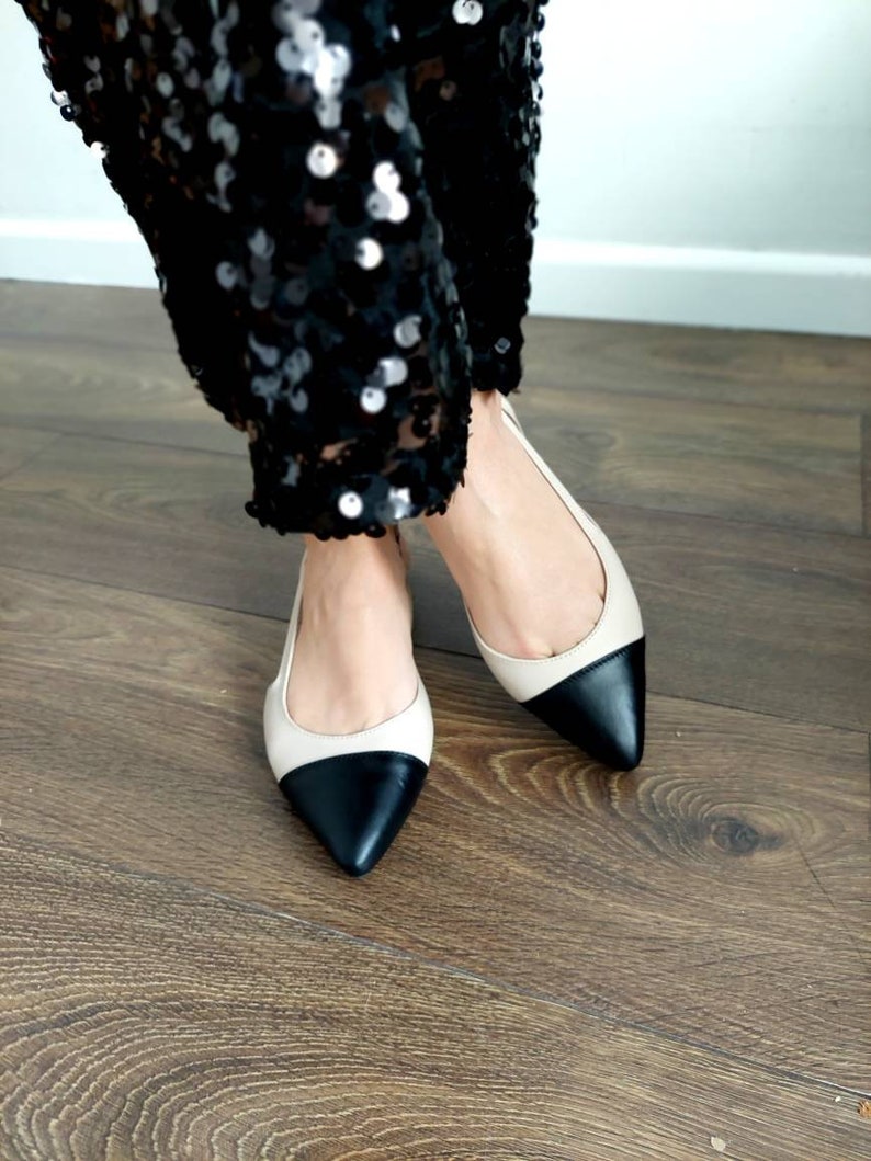 Women's leather pumps, low block heels, elegant office two-tone, black toe sandals, slingback in beige and black, office pumps Rimini image 5