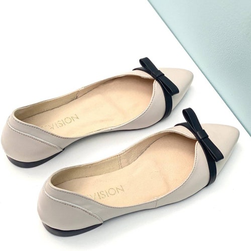 Women's leather pumps, flat shoes, pointed ballerinas, two-tone pumps, large and shops small sizes - Rava