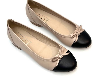 Beige and black ballerinas, flat pumps with bow, handmade in leather, black round toe, slip-on flat shoes -Vaiana