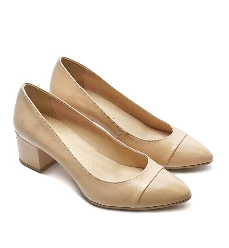 Women's beige leather pumps, two-tone shoes, black toe, dress shoes, handmade in genuine leather, gift for her beige