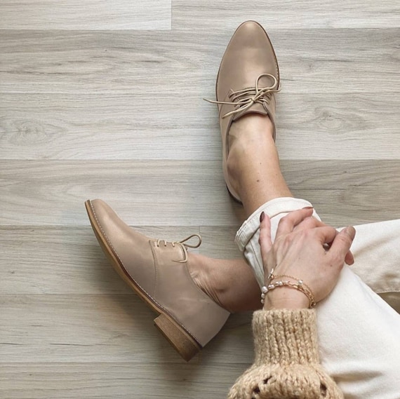 Zapato cordones tacón bajo piel beige mujer